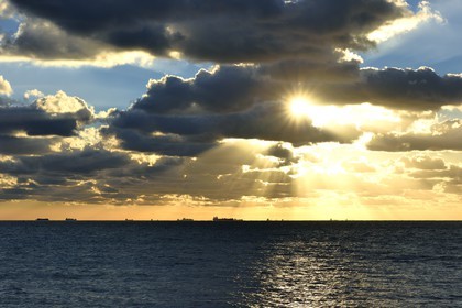 France, Seine-Maritime (76), Le Havre, cargos au mouillage au large en zone d'attente portuaire du Havre