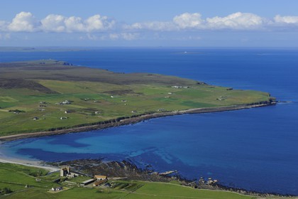 Royaume-Uni, Ecosse, Highland, la côte Est du district de Caithness au nord de la ville de Wick, fermes autours de Freswick Bay (vue aérienne)