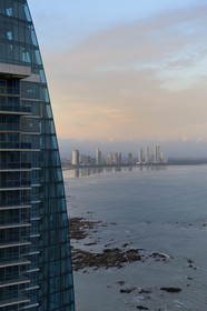 Panama, Panama City, immeuble Grand Tower et le nouveau quartier de gratte-ciels de Costa del Este en arrière plan