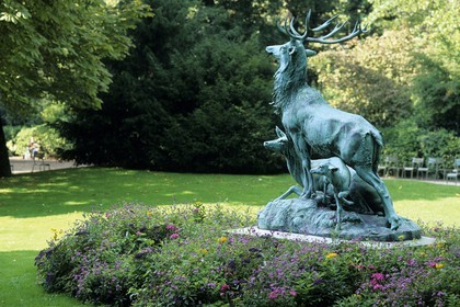 France, Paris (75), jardin du Luxembourg, sculpture d'une harde de cerfs par Leduc