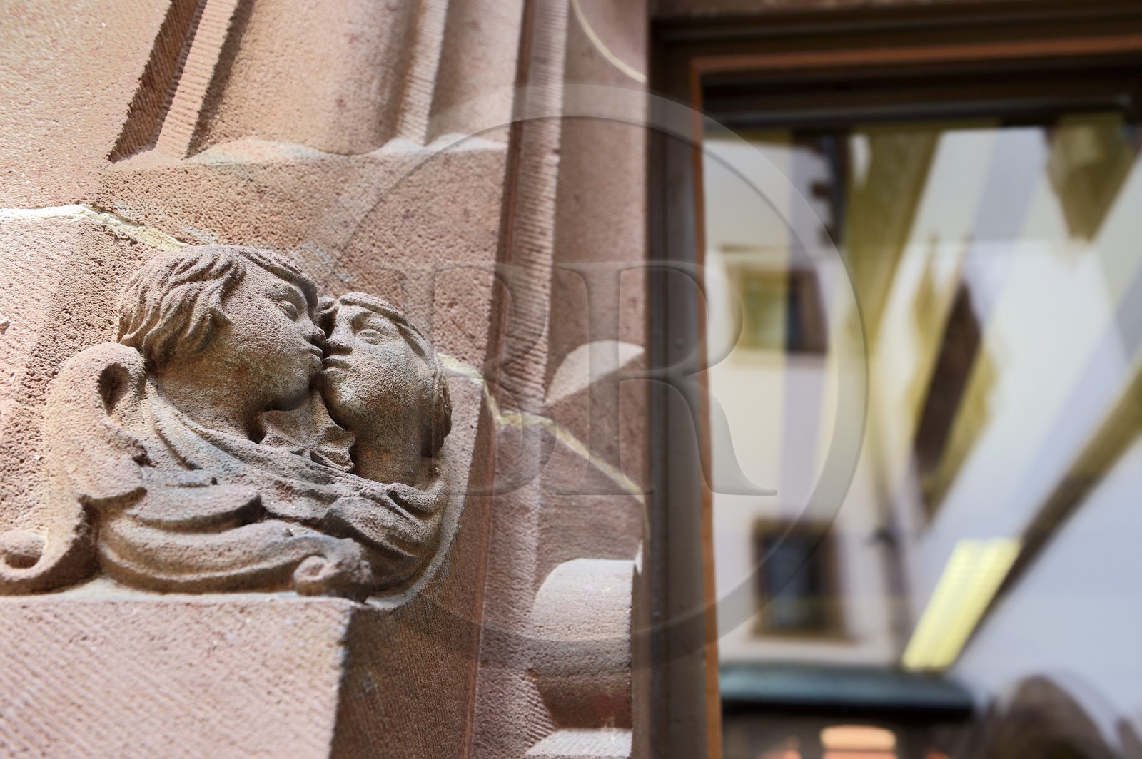 Allemagne, Bade-Wurtemberg, Fribourg en Brisgau, sculpture représentant des amoureux dans l'Hôtel de ville (Rathaus)