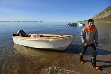 Groenland, cote Nord-Ouest, Murchison sound au nord de la baie de Baffin, Siorapaluk, village le plus septentrional du Groenland, les habitants se déplacent la plupart du temps en bateau l'été pour aller chasser