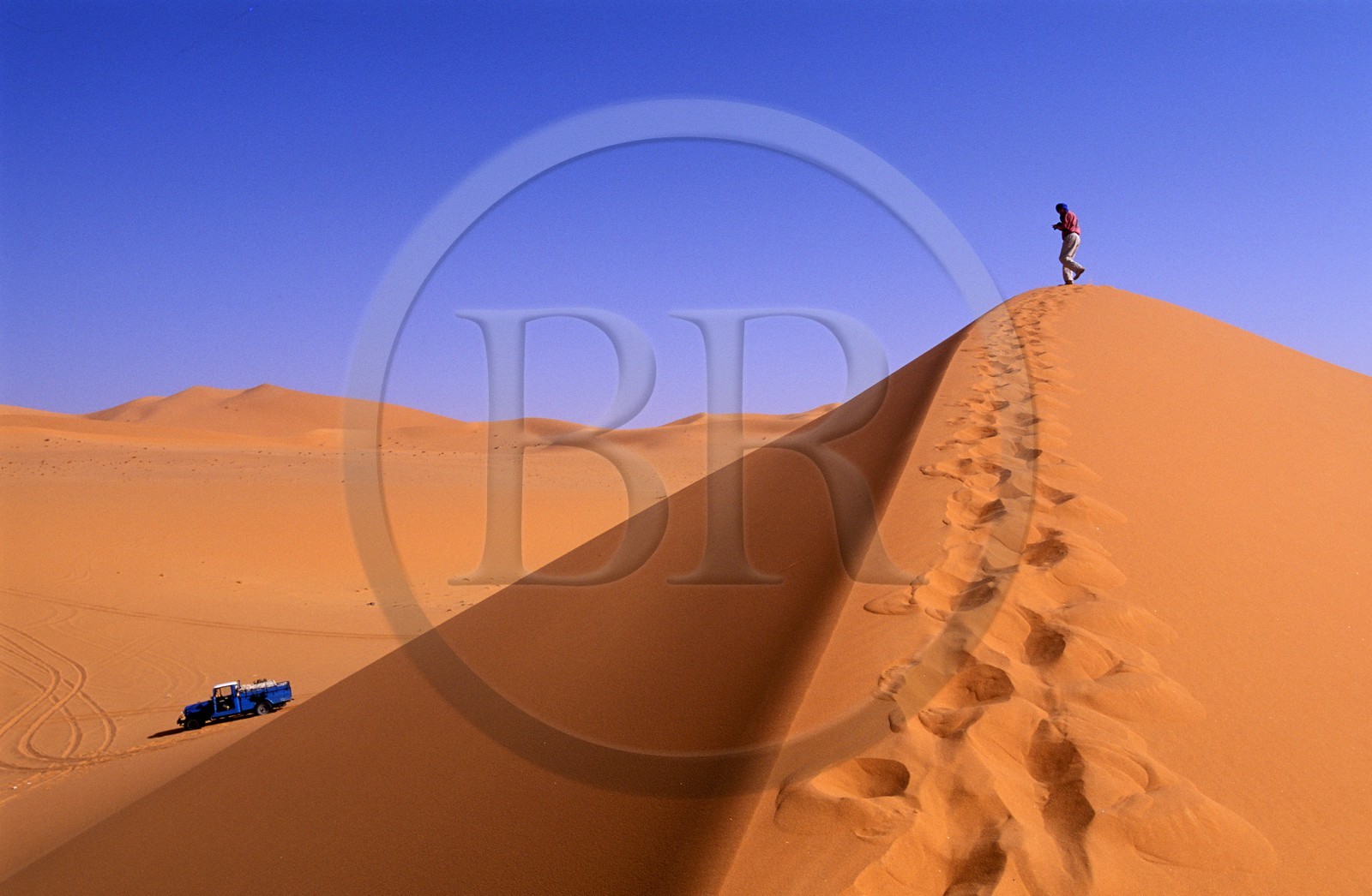 Libye, région du désert, Le Fezzan (Sahara), touriste dans les dunes de l'Erg Titerssin (à l'ouest de Serdeles)