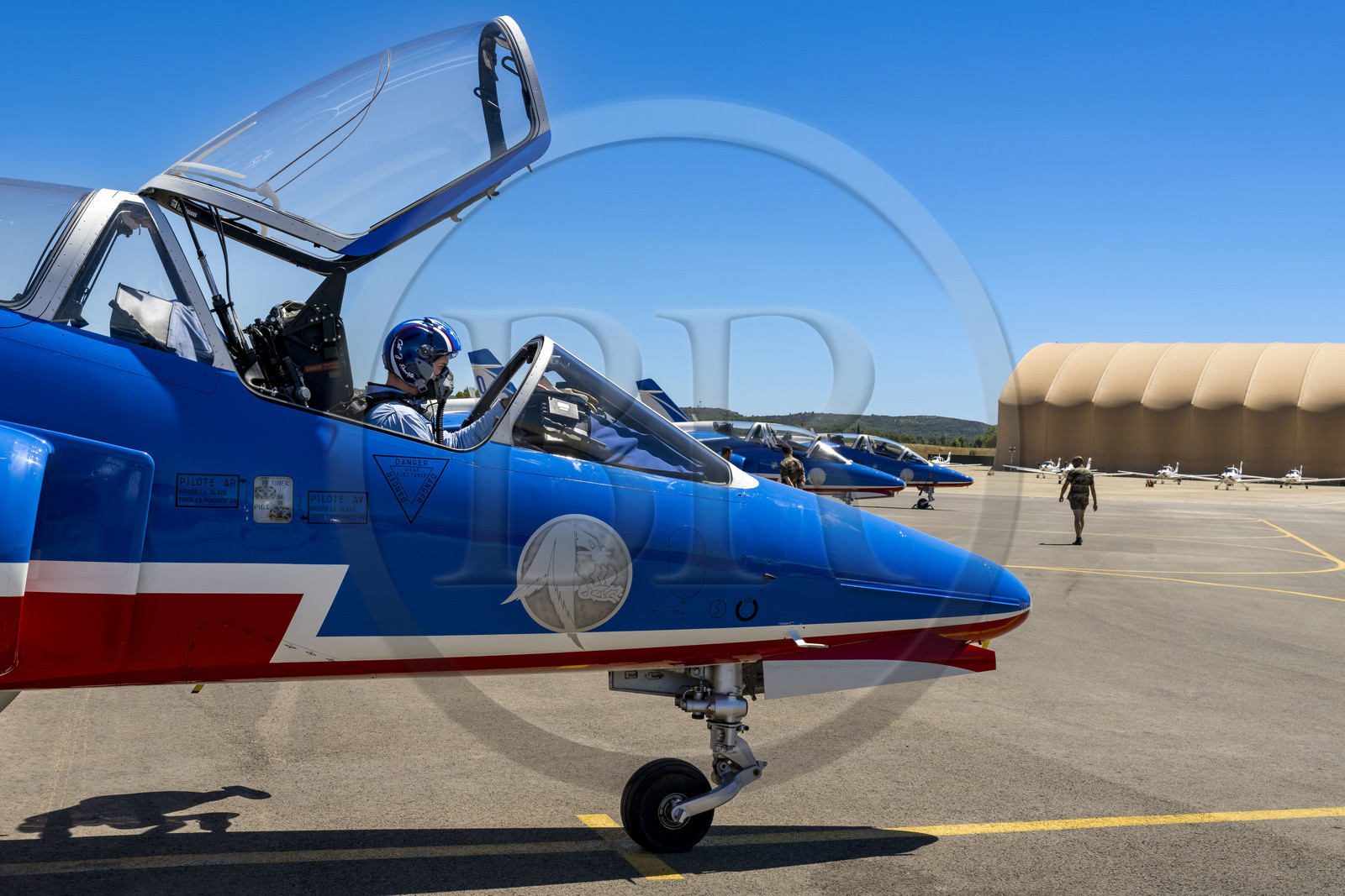 France, Bouches-du-Rhône (13), Salon-de-Provence, base aerienne 701, base de la Patrouille de France (PAF pour Patrouille acrobatique de France) de l'Armée de l'air et de l'espace française, derniers préparatifs du pilote pour le vol à bord de son avion Alphajet