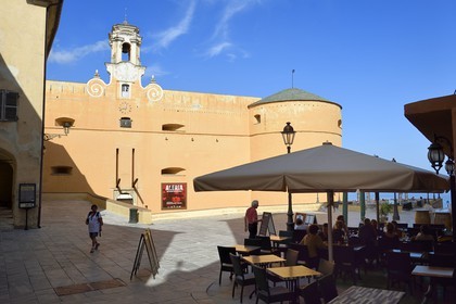 France, Haute-Corse (2B), Bastia, la Citadelle quartier de Terra-Nova, l'ancien palais des gouverneurs génois qui héberge le Musée d'Histoire de Bastia, entrée principale par l'ancien pont-levis sur la place du Donjon