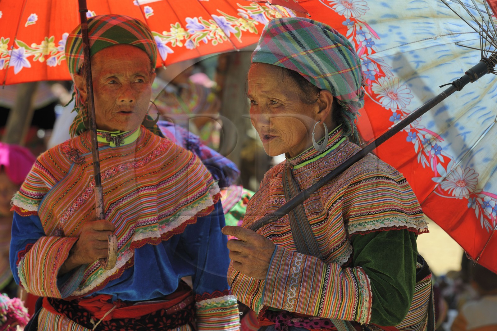 Vietnam, Lao Cai province, Bac Ha district, Can Cau market, women from the Flower Hmong minority