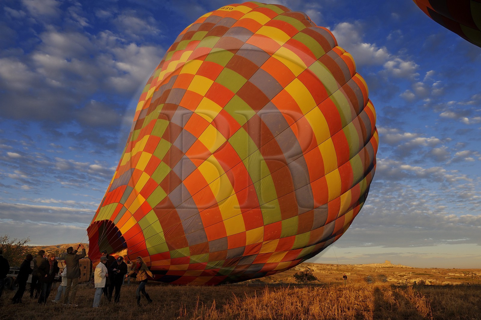 Turquie, Anatolie Centrale, province de Nevsehir, Cappadoce classée Patrimoine Mondial de l'UNESCO, décollage d'une montgolfière avec le rocher d'Uçhisar au fond Turkey, Central Anatolia, Nevsehir Province, Cappadocia listed as World Heritage by UNESCO, a hot air balloon taking off with the rock of Uçhisar in the background