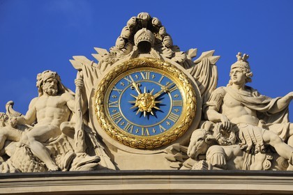 France, Yvelines (78), château de Versailles, classé Patrimoine Mondial de l'UNESCO, horloge de la Cour de Marbre rénovée en 2008