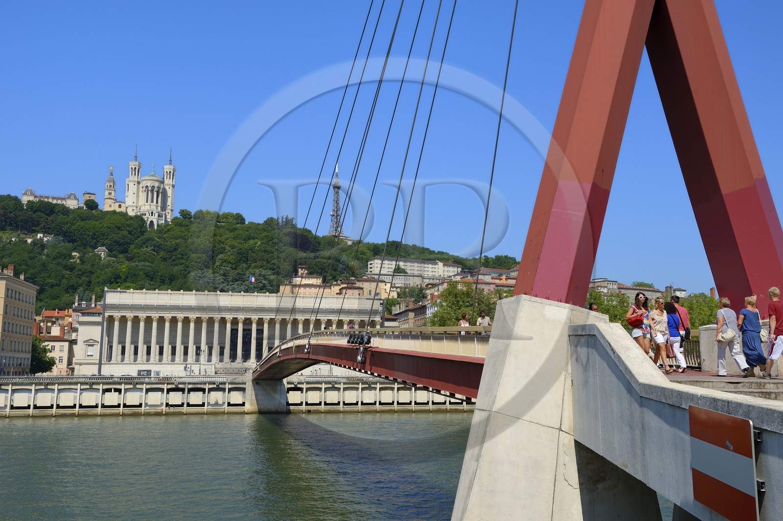 France, Rhône (69), Lyon, site historique classé Patrimoine Mondial de l'UNESCO, Vieux Lyon, passerelle sur la Saône menant au palais de justice et la basilique Notre Dame de Fourvière en arrière plan