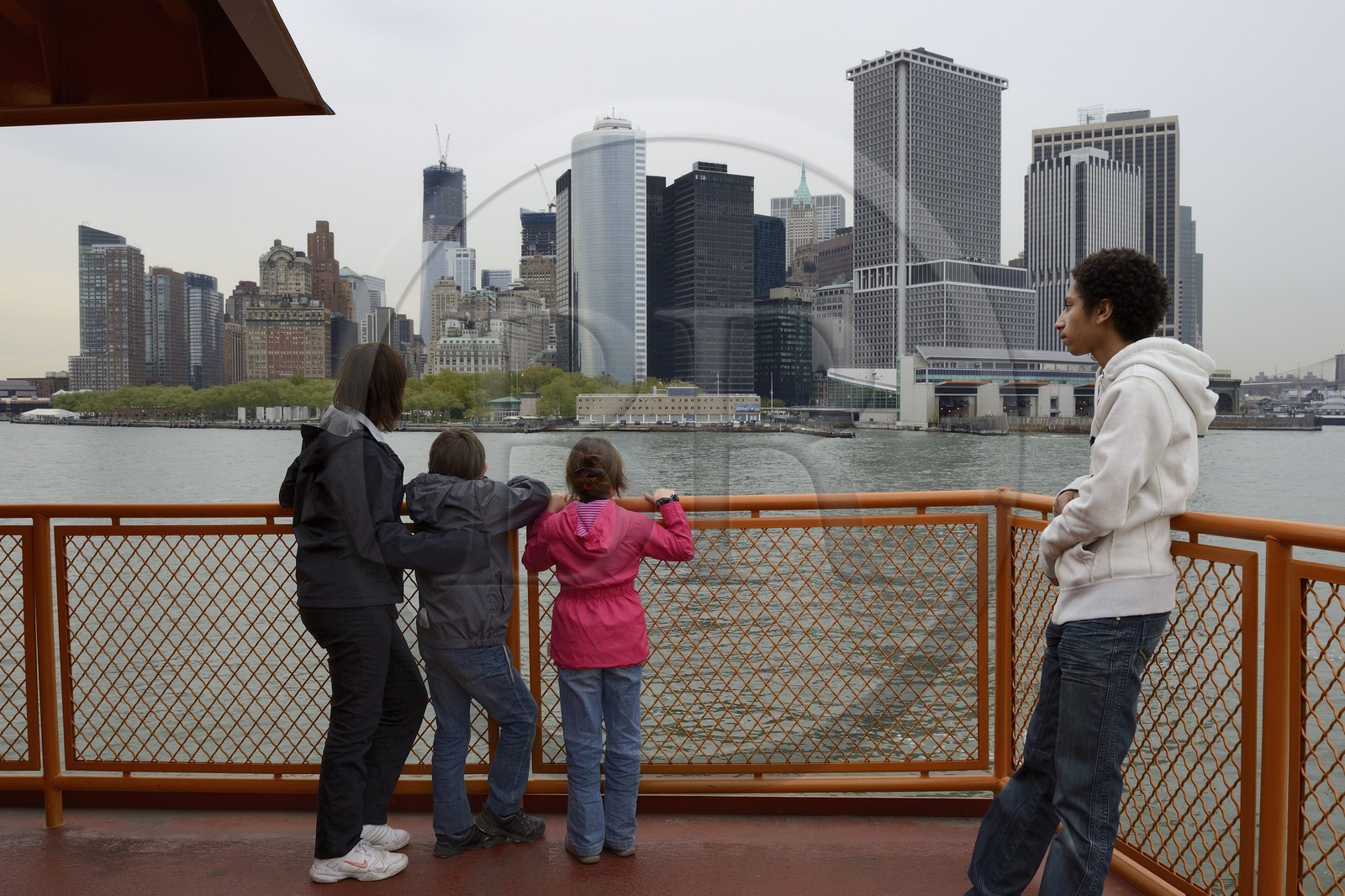 Etats-Unis, New York, pointe Sud de Manhattan, immeubles du Financial District et One World Trade Center (1WTC) vu depuis le Staten Island Ferry