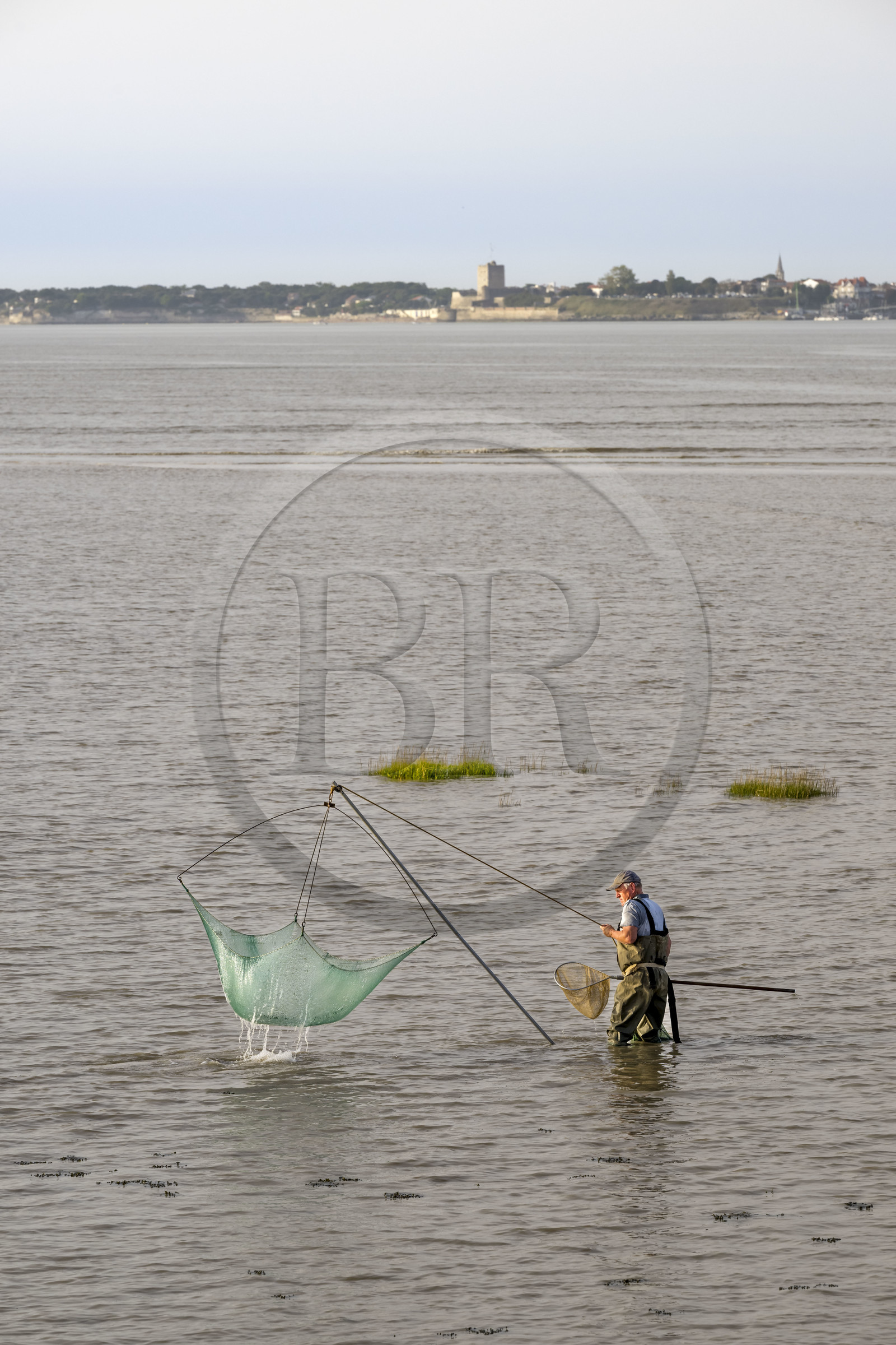 France, Charente-Maritime (17), Port-des-Barques, pêcheur au carrelet