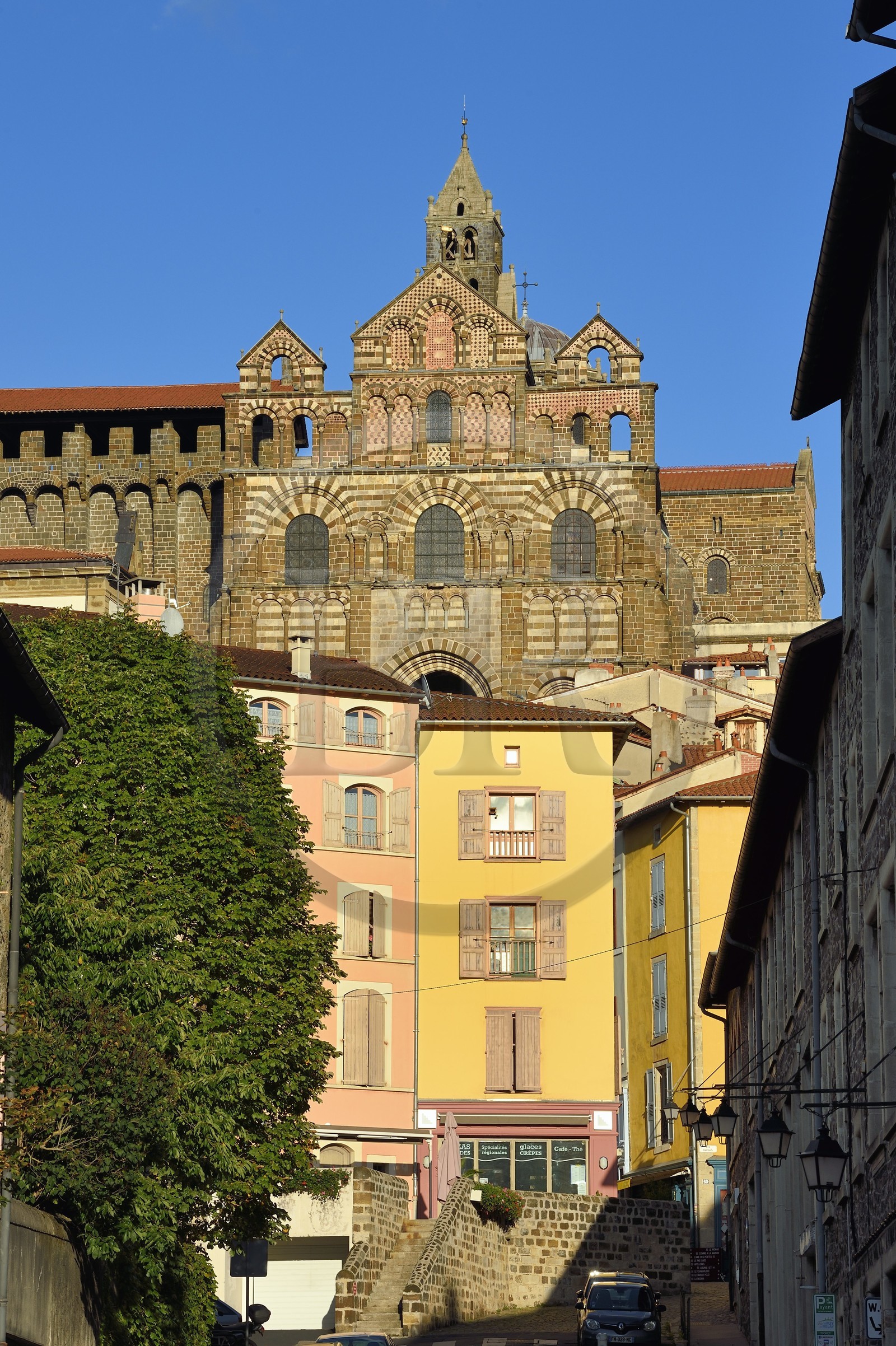 France, Haute-Loire (43), Le Puy-en-Velay, étape des chemins de Compostelle, la cathédrale Notre-Dame-de-l'Annonciation du XIIe siècle classée Patrimoine Mondial de l'UNESCO