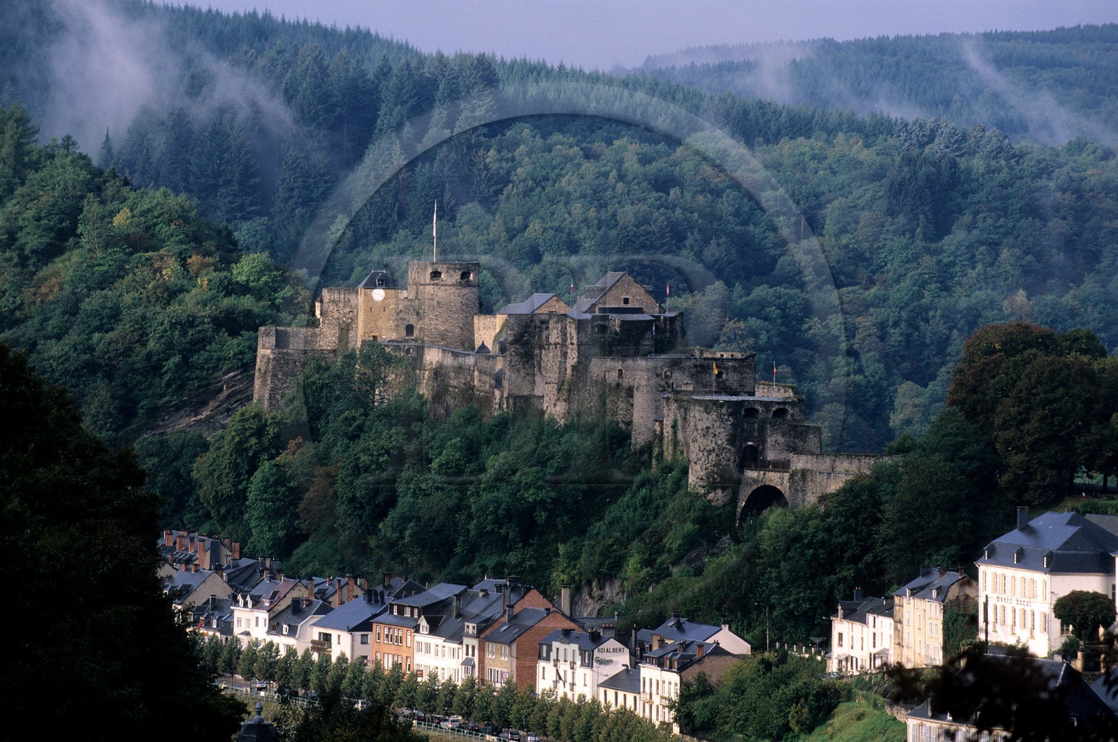 Belgique, Wallonie, le château médiéval et le village de Bouillon