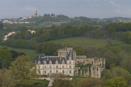 France, Vendée (85), Sèvremont, le chateau de la Flocellière, gite et chambre d'hotes, l'église de Saint-Michel-Mont-Mercure avec sa statue de l'archange Saint-Michel en arrière plan (vue aérienne)