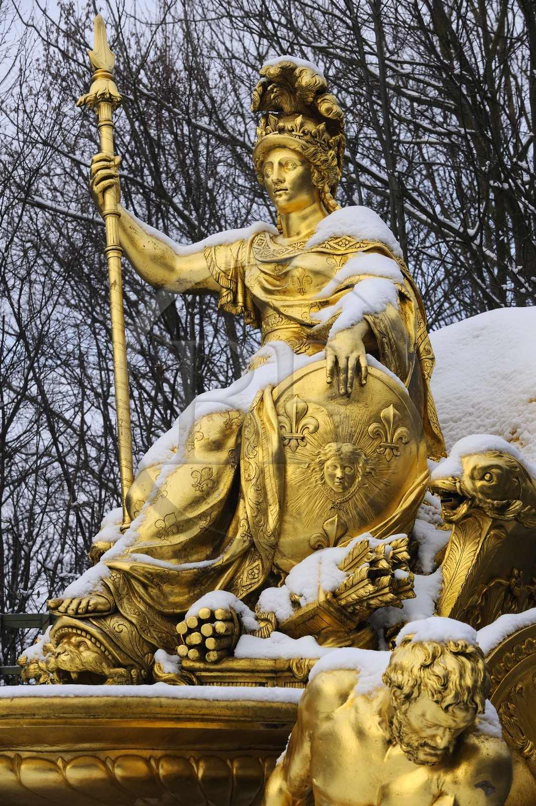 France, Yvelines (78), parc du château de Versailles sous la neige, classé Patrimoine Mondial de l'UNESCO, détail d'une statue du bosquet de l'Arc de Triomphe
