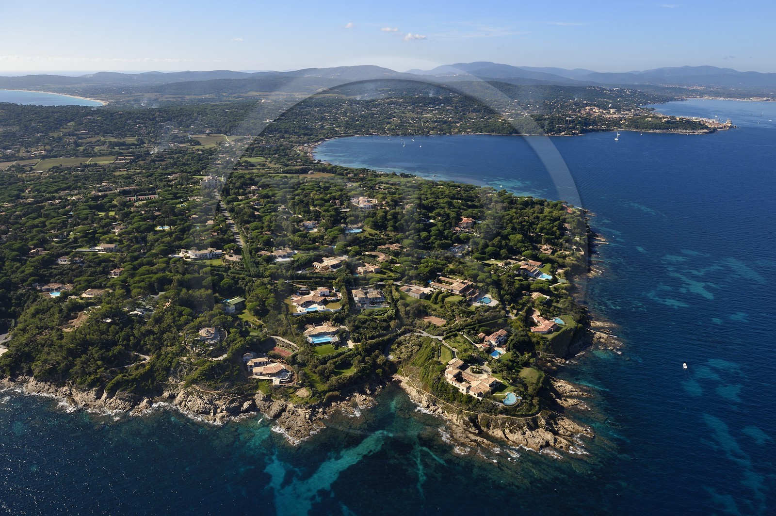 France, Var (83), le Golfe de Saint Tropez, la pointe de la rabiou au premier plan et Saint-Tropez en arrière plan à droite (vue aérienne)
