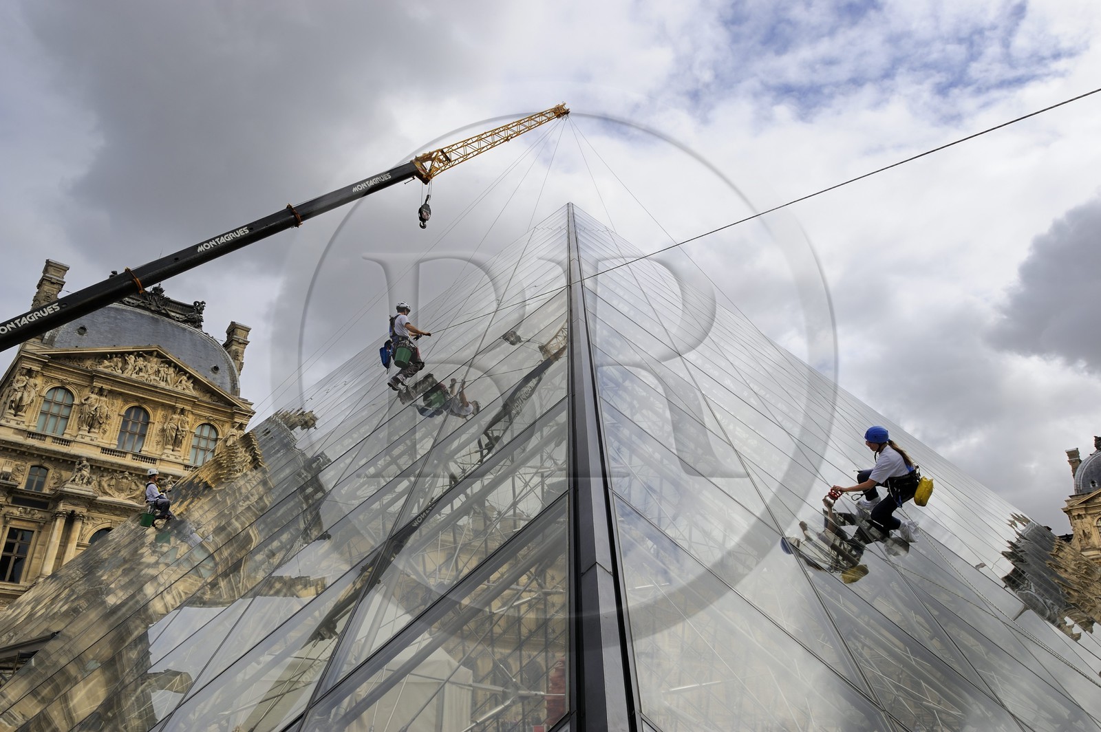 France, Paris (75), le musée du Louvre, laveurs de vitres sur la façade en verre de la pyramide de l'architecte Ieoh Ming Pei