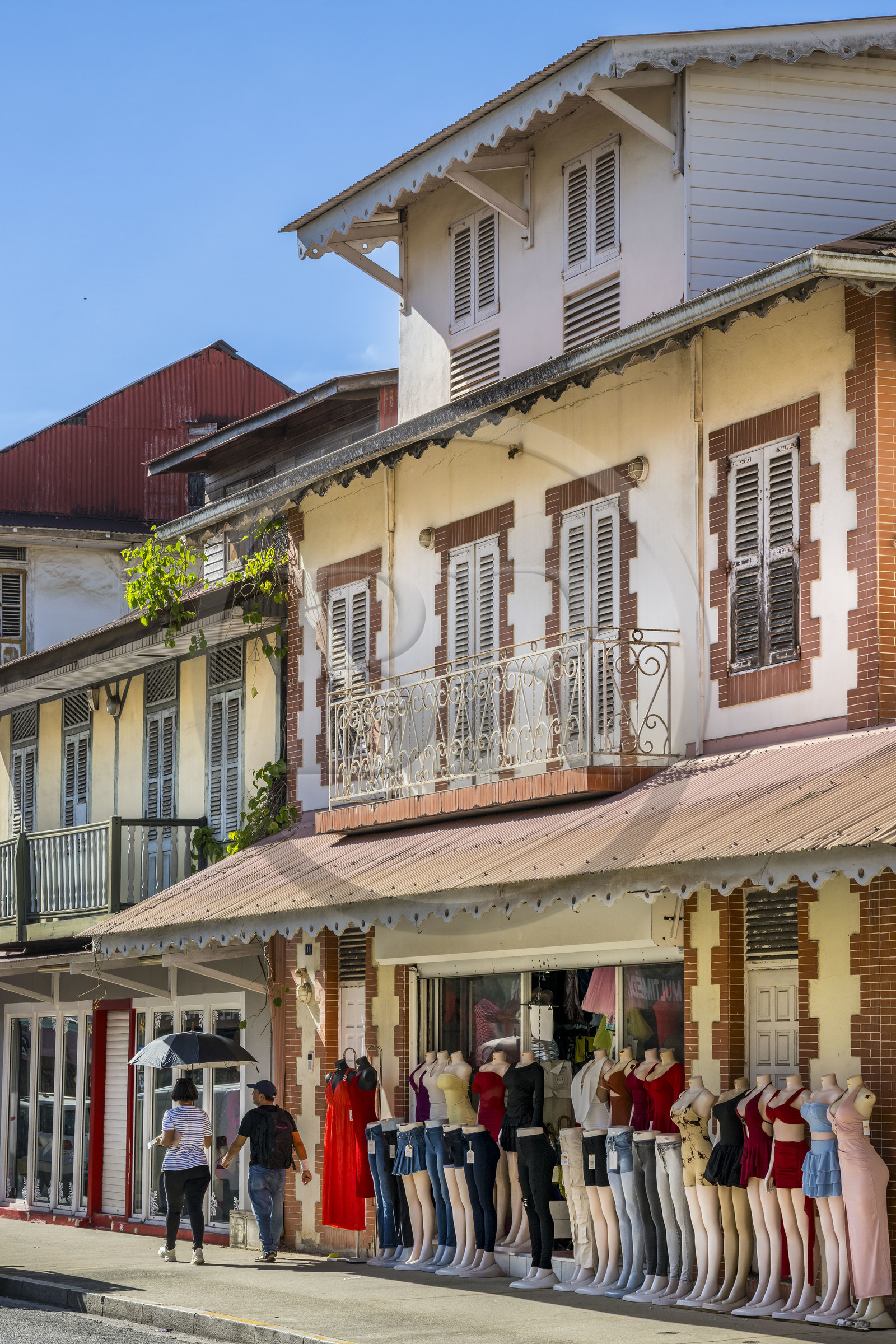France, Guyane, Cayenne, rue du Lieutenant Becker dans la vieille ville, mannequins placés à l'extérieur devant le magasin de prêt à porter
