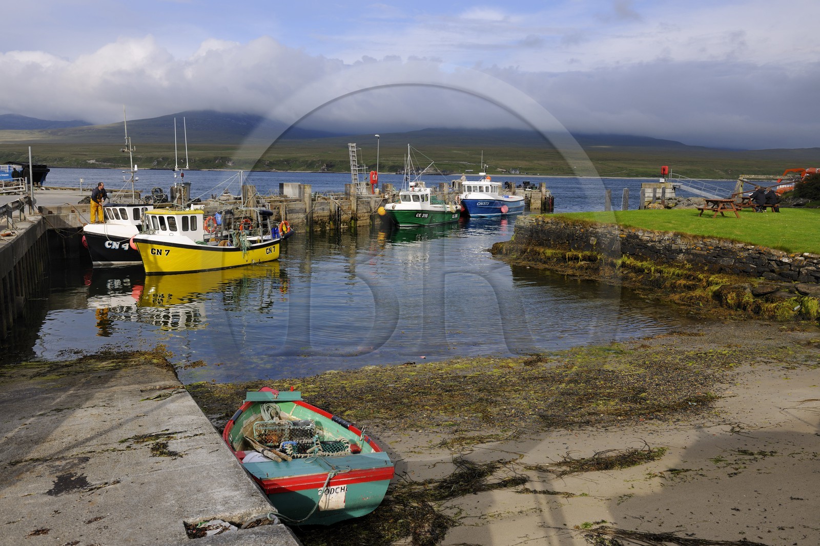 Royaume-Uni, Ecosse, Hébrides intérieures, Ile de Islay, bateau de pêche à Port Askaig et les montagnes de l'île de Jura en arrière plan