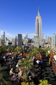 Etats-Unis, New York, Manhattan, Midtown, terrasse du café branché Le 230 sur la 5ème Avenue et l'Empire State Building