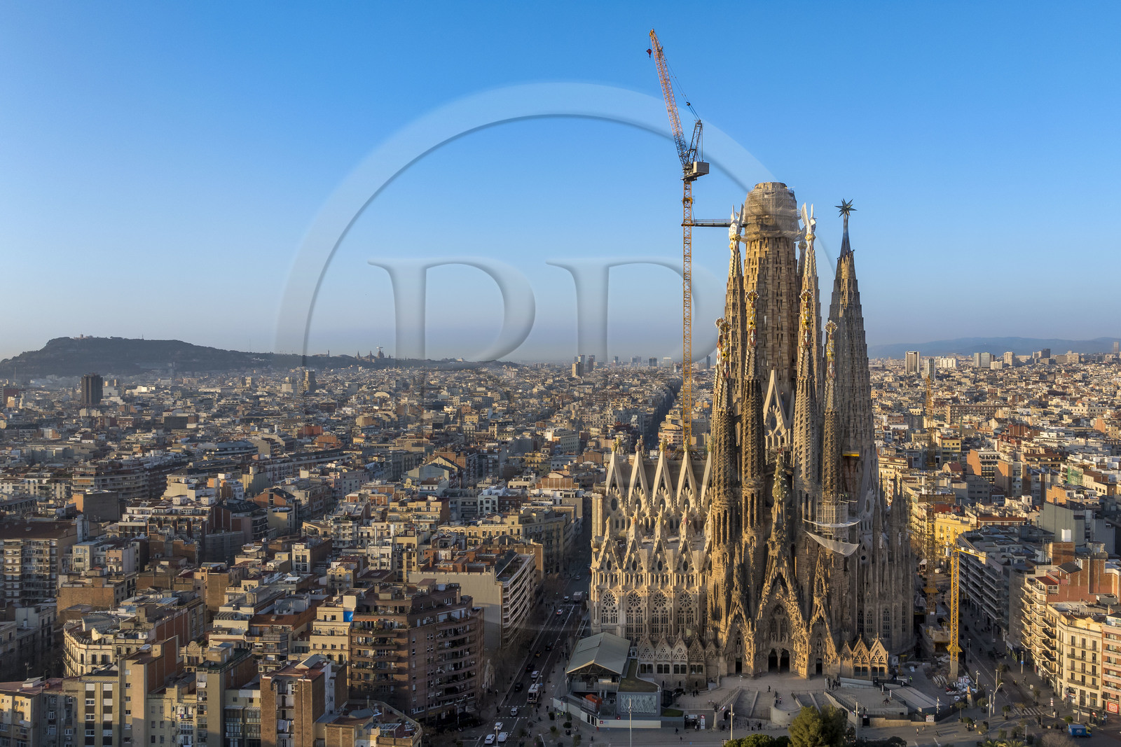 Espagne, Catalogne, Barcelone, quartier de l'Eixample, basilique de la Sagrada Familia de l'architecte du modernisme catalan Antoni Gaudi classée Patrimoine Mondial de l'UNESCO, façade de la Nativité et la colline de Montjuic en arrière plan