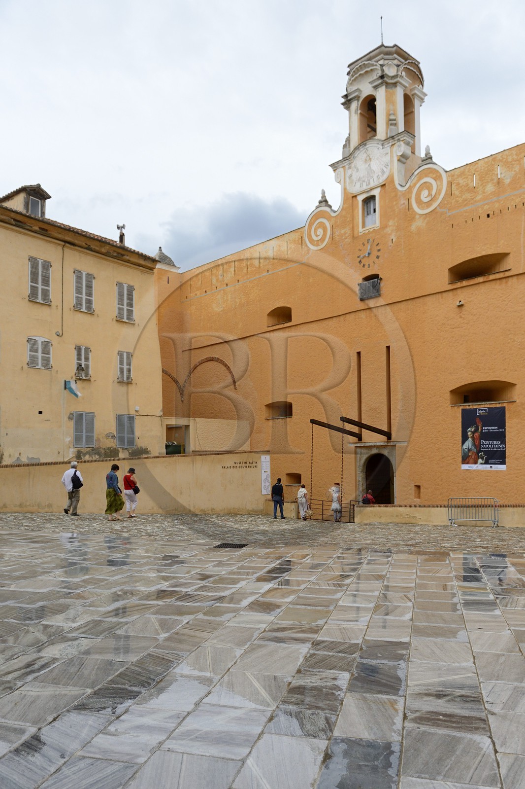 France, Haute-Corse (2B), Bastia, la Citadelle quartier de Terra-Nova, l'ancien palais des gouverneurs génois qui héberge le Musée d'Histoire de Bastia, entrée principale par l'ancien pont-levis sur la place du Donjon