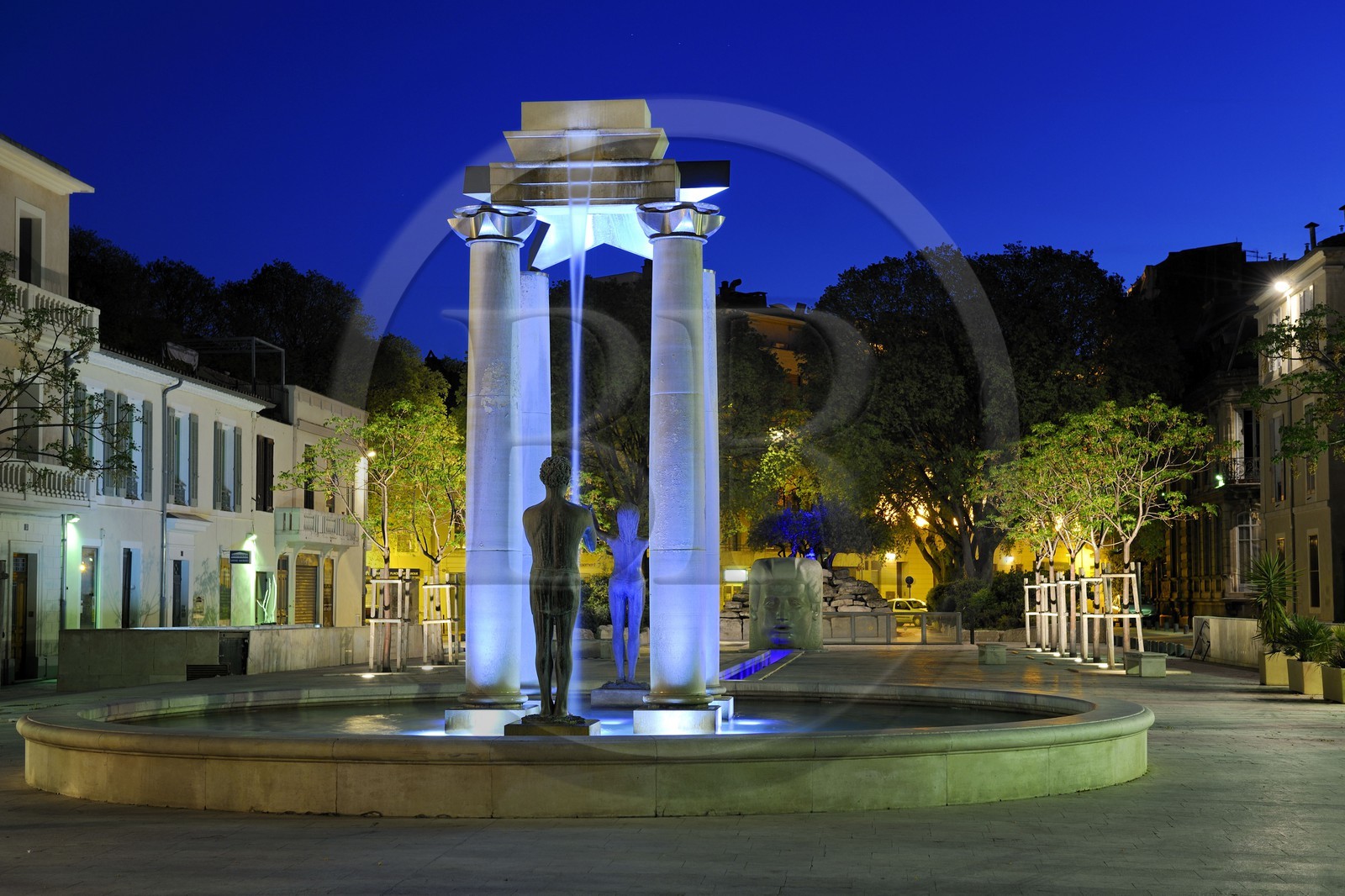 France, Gard (30) Nimes, la place d'Assas, statue de Martial Raysse