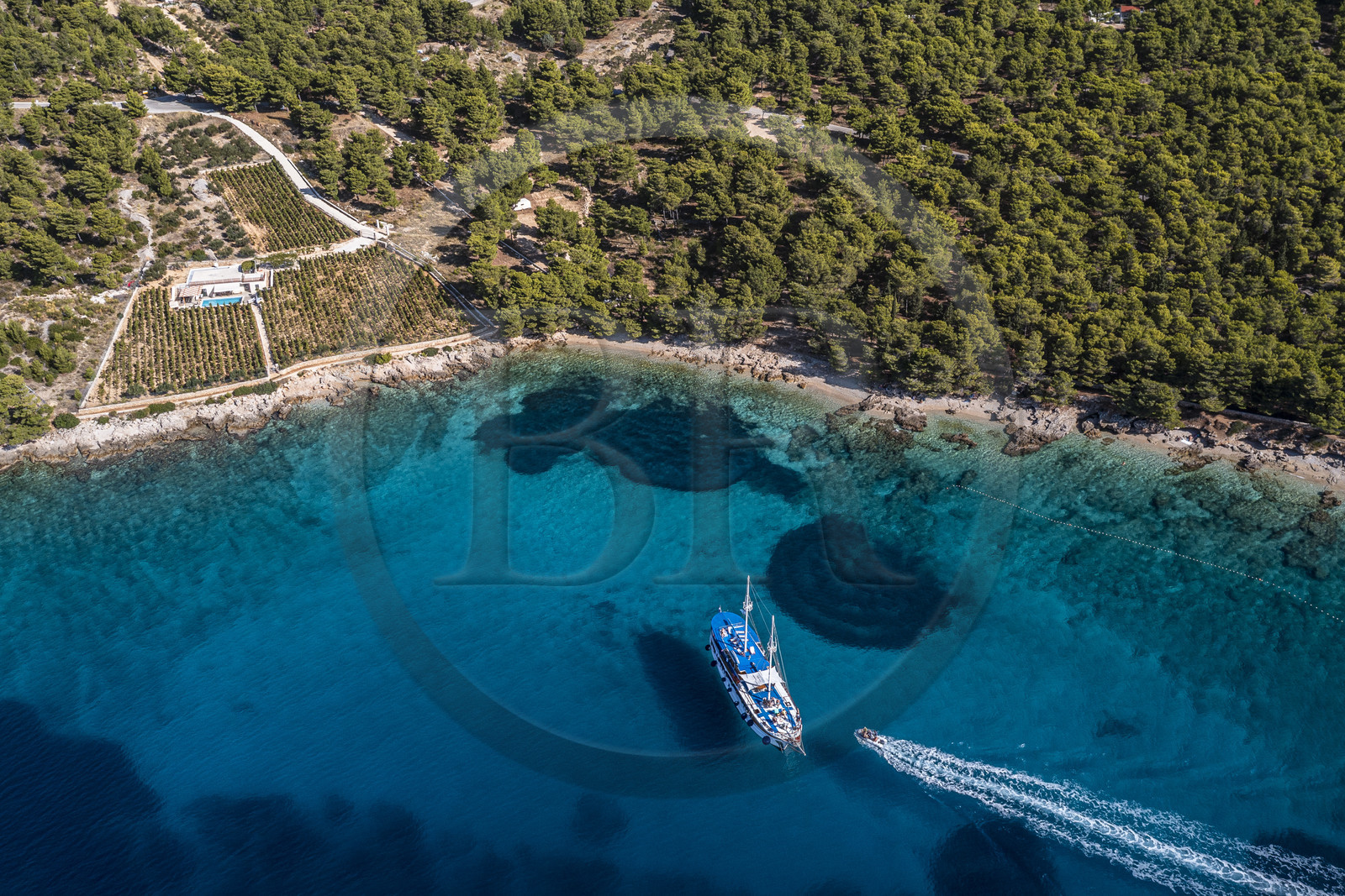Croatie, Dalmatie, cote dalmate, Ile de Brac, Bol, un bateau de croisière en bordure de la plage de Zlatni Rat (vue aérienne)