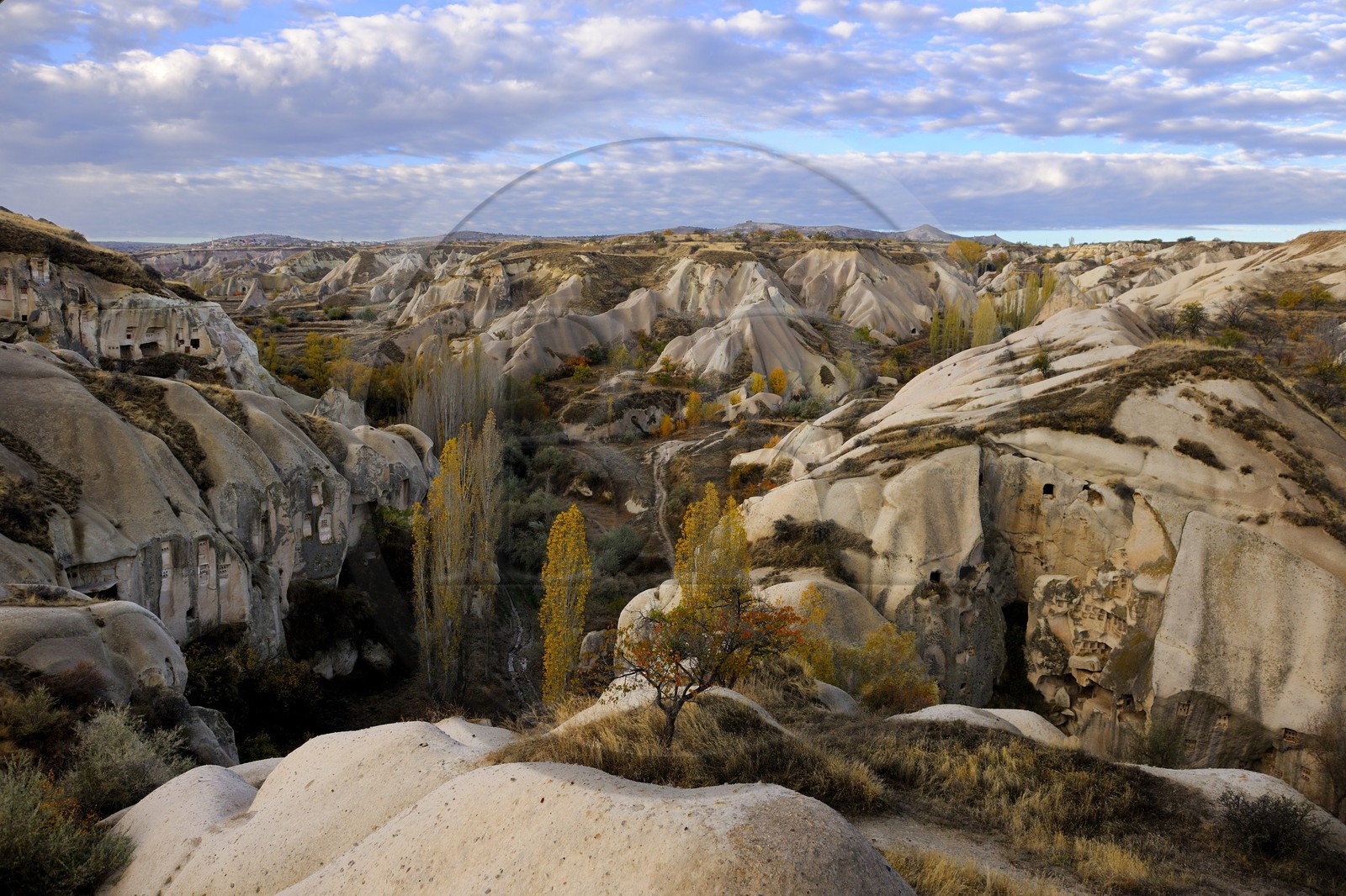 Turquie, Anatolie Centrale, province de Nevsehir, Cappadoce classée Patrimoine Mondial de l'UNESCO, pigeonniers du vallon de Balkan à Ortahisar (vue aérienne)