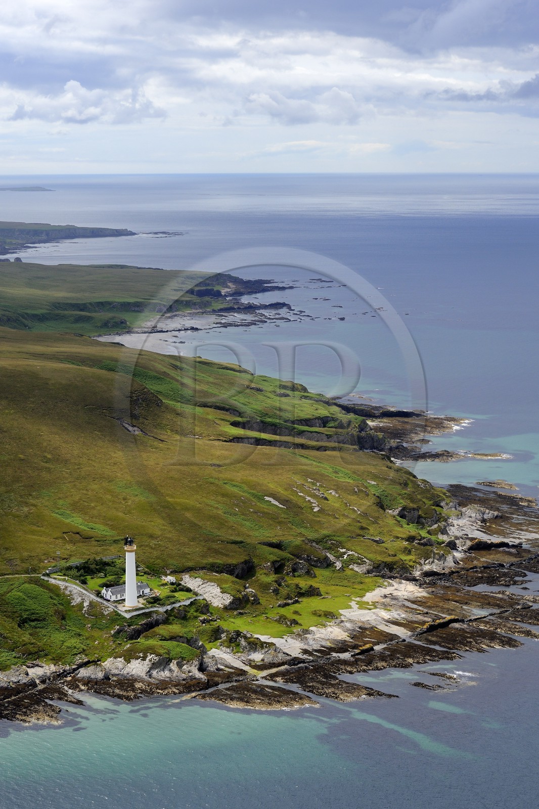 Royaume-Uni, Ecosse, Hébrides intérieures, Ile de Islay, phare de Rhuvaal à une des entrées du Sound of Islay sur la côte Nord (vue aérienne)