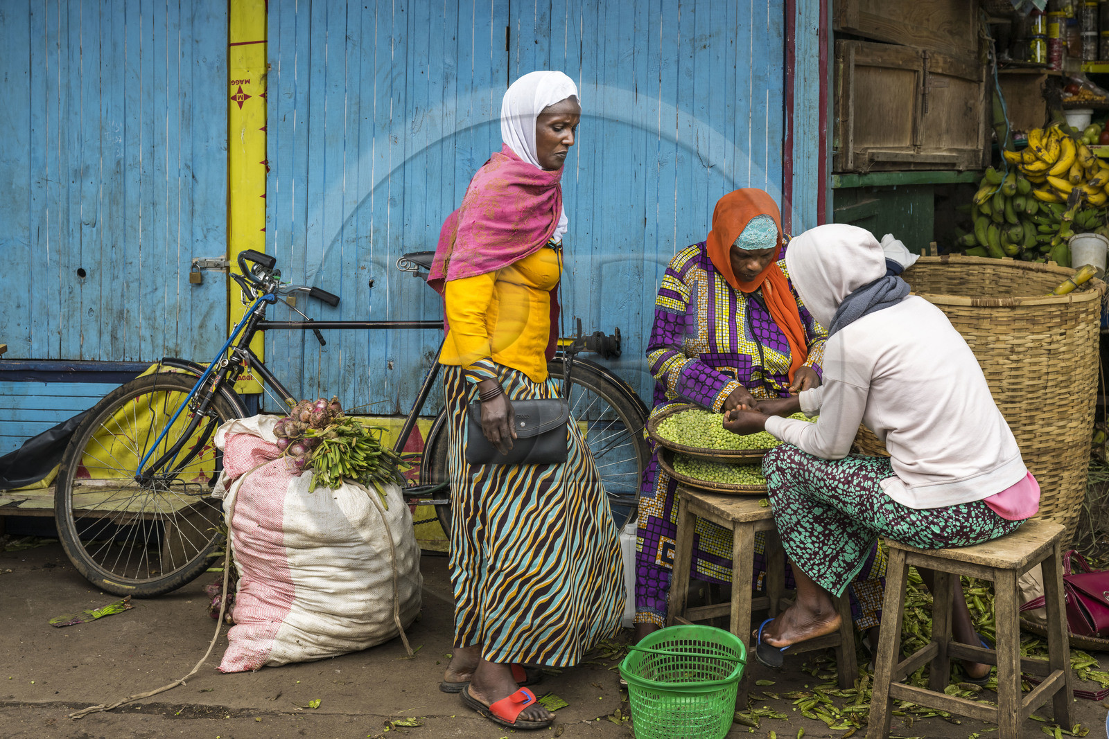 Rwanda, Province du Nord, Musanze (anciennement nommée Ruhengeri), le marché central, femmes écossant des petits pois