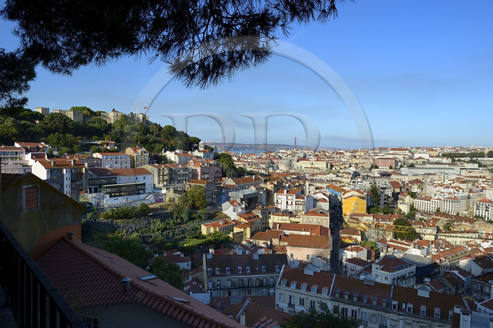 Portugal, Lisbonne, quartier de l'Alfama, panorama sur la ville depuis le Miradouro de Graça, le Castelo Sao Jorge (chateau Saint Georges) et le pont du 25 de Abril sur le Tage en arrière plan