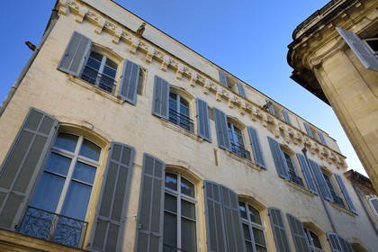 France, Bouches-du-Rhône (13), Arles, Fondation Vincent Van Gogh (Mention Obligatoire) du côté de la rue de la Liberté, centre d’art contemporain qui a investi un hôtel du XVe siècle