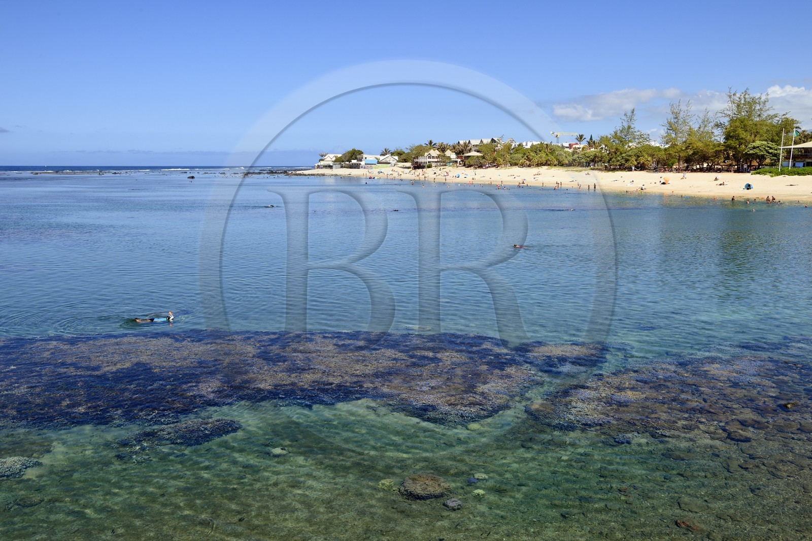 France, Ile de la Reunion, ville de Saint-Pierre, la plage de sable blanc au centre ville est protégée par les récifs du lagon