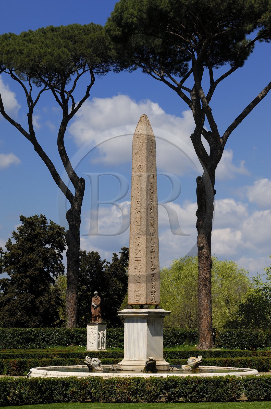 Italie, Latium, Rome, centre historique classé Patrimoine Mondial de l'UNESCO, la villa Médicis (villa Medici) est un palais situé sur le mont Pincio et héberge depuis 1803 l'Académie de France, l'obélisque dans les jardins