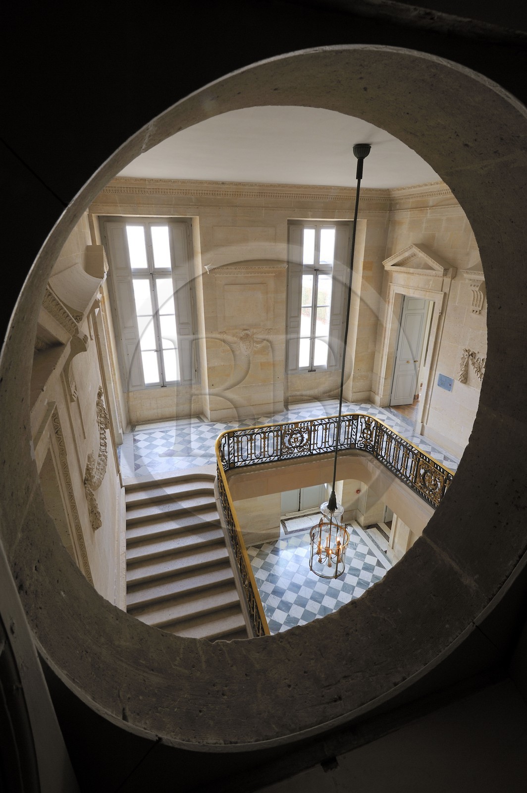 France, Yvelines (78), château de Versailles, classé Patrimoine Mondial de l'UNESCO, le domaine de Marie-Antoinette, le Petit Trianon, le grand escalier de pierre avec sa rampe en fer forgé