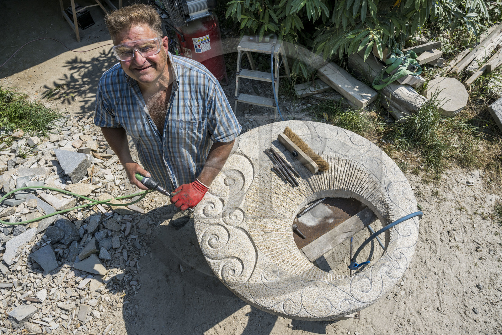 France, Morbihan (56), Locoal-Mendon, le sculpteur et tailleur de pierre Gueho Patrick