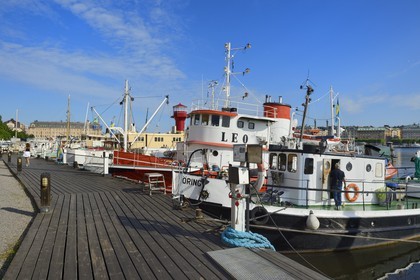Suède, Stockholm, Ile de Skeppsholmen, bateaux anciens amarrés à Östra Brobänken