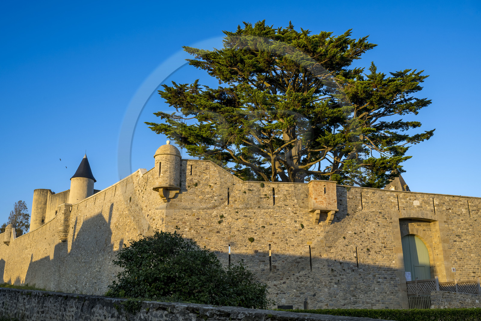 France, Vendée (85), Ile de Noirmoutier, Noirmoutier-en-l'Ile, les remparts entourant le chateau médiéval