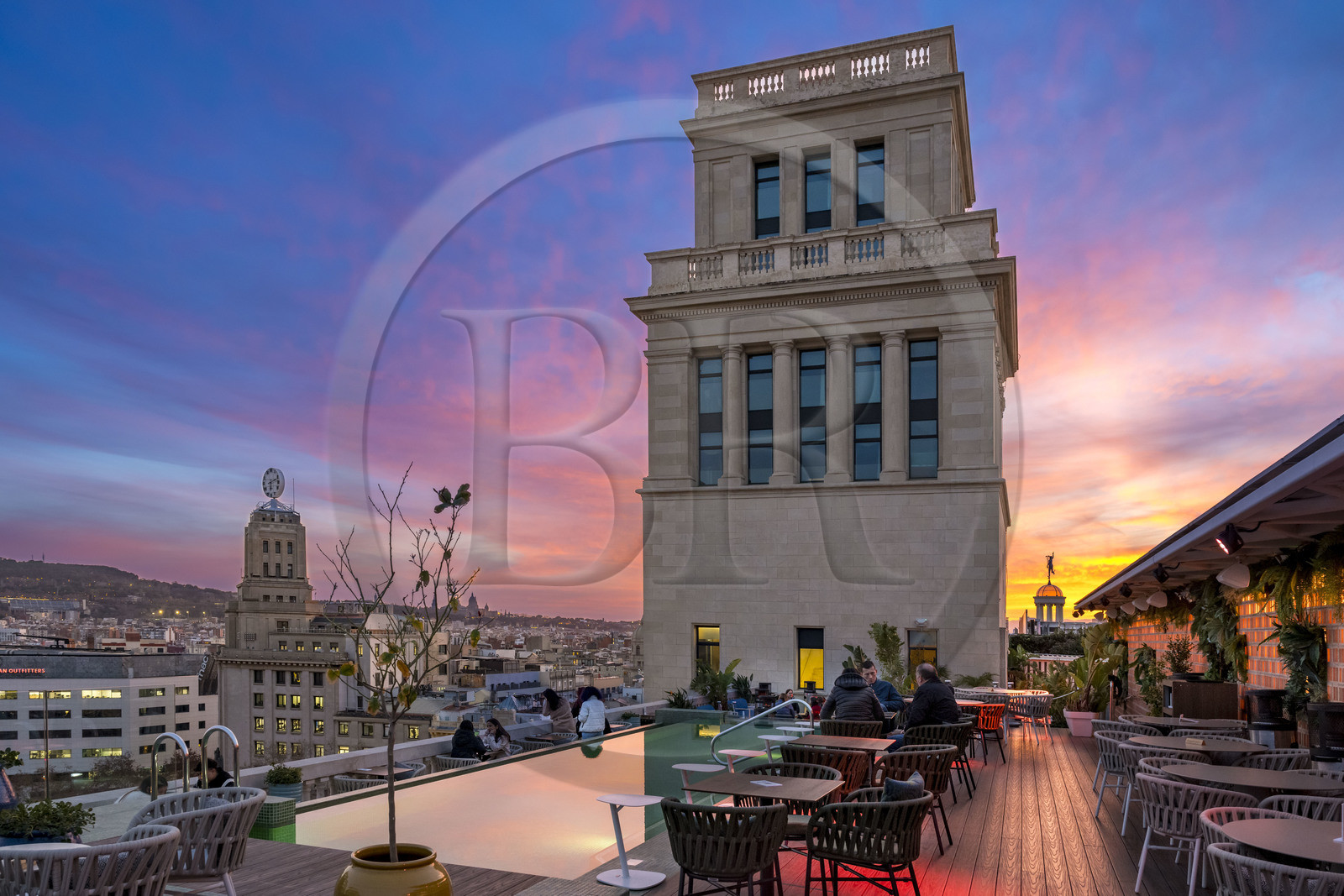 Espagne, Catalogne, Barcelone, quartier de l'Eixample, rooftop de l'Hotel Iberostar Selection Paseo de Gràcia qui domine la place de Catalogne (placa de Catalunya)