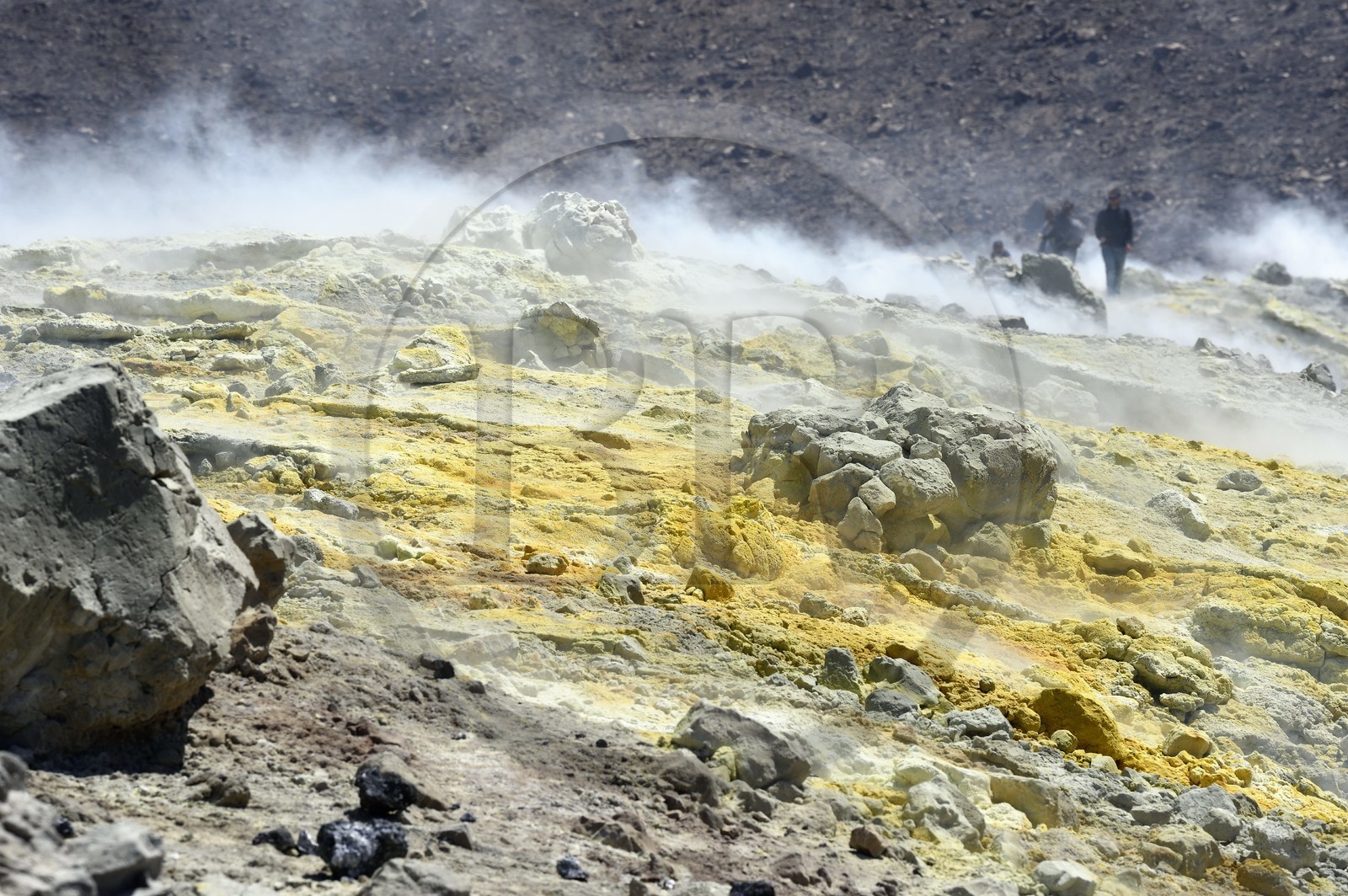 Italie, Sicile, iles Eoliennes, classées Patrimoine Mondial de l'UNESCO, ile de Vulcano, randonneurs dans l'ascension du cratère du volcan della Fossa à travers les fumerolles soufrées