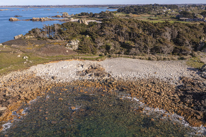 France, Côtes-d'Armor (22), Côte d'Ajoncs, Plougrescant, la plage de galets de Porz Bugalé en dessous lieu dit La Pointe du Chateau sur le chemin de Grande Randonnée GR 34 (vue aérienne)