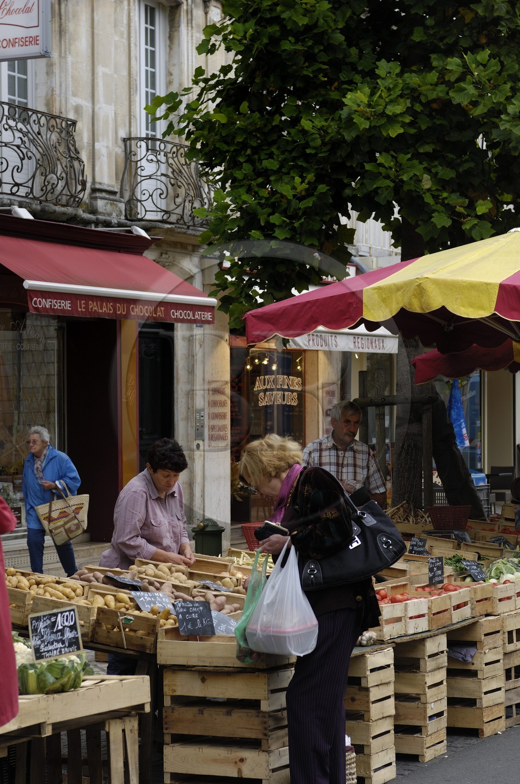 France, Charente-Maritime (17), Rochefort, le marché de l'avenue Charles de Gaulle
