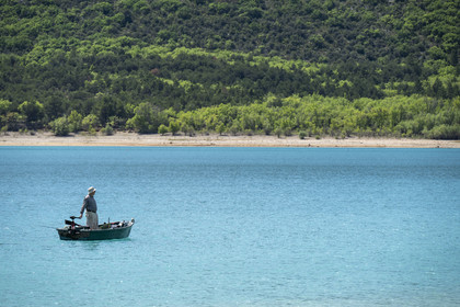 France, Var (83), Parc Naturel Régional du Verdon, Les-Salles-sur-Verdon, lac de Sainte Croix, pecheur en barque électrique