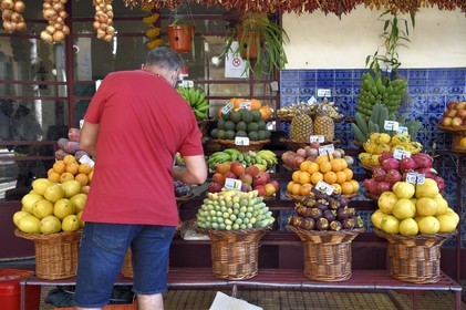 Portugal, Ile de Madère, Funchal, le marché couvert Mercado dos Lavradores, étal de fruits