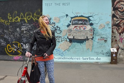 Allemagne, Berlin, Friedrichshain-Kreuzberg, East Side Gallery, le mur, oeuvre de Birgit Kinder datant des années 1990 et rénovée en 2009 représentant une voiture Trabant arrivant de Berlin Est intitulée Test the best