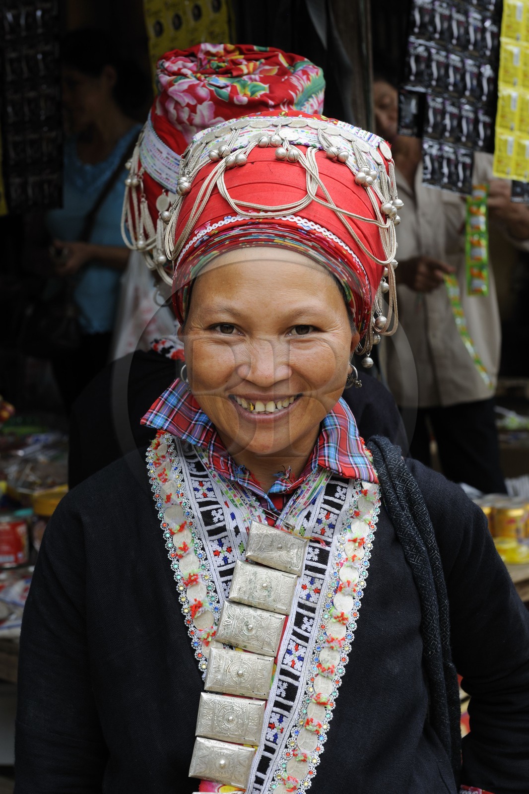 Vietnam, province de Lao Cai, région Nord-Ouest de Sapa, le marché multi-éthnique de Muong Hum, femme de la minorité des Dzao rouge