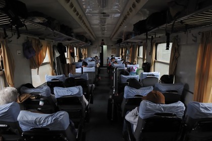 Vietnam, train de jour de Lao Cai à Hanoï, classe assis mou climatisé
