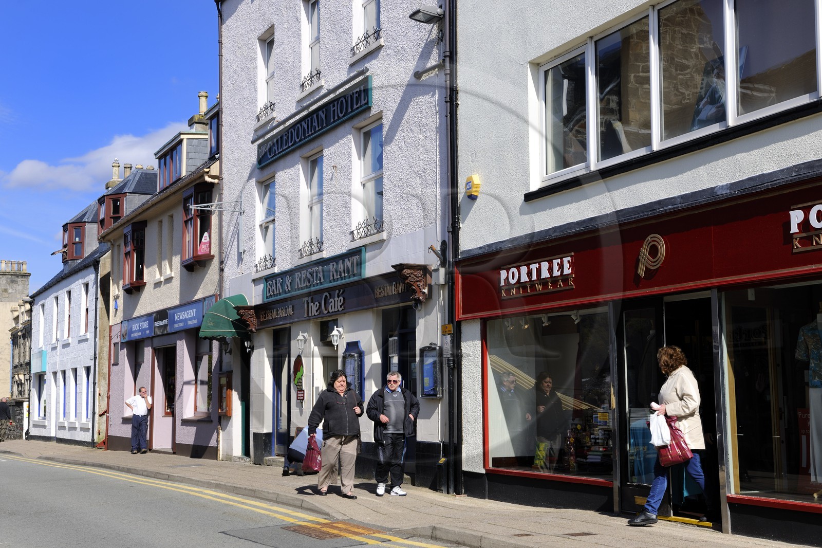 Royaume-Uni, Ecosse, région des Highlands, les Hébrides, île de Skye, port de Portree, la rue principale