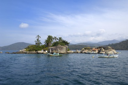 Brésil, Etat de Rio de Janeiro, Paraty, Ile Catimbau, la famille de Maria Irène Campers vit sur l'Ile et tient le petit restaurant de poisson Eh-Laho